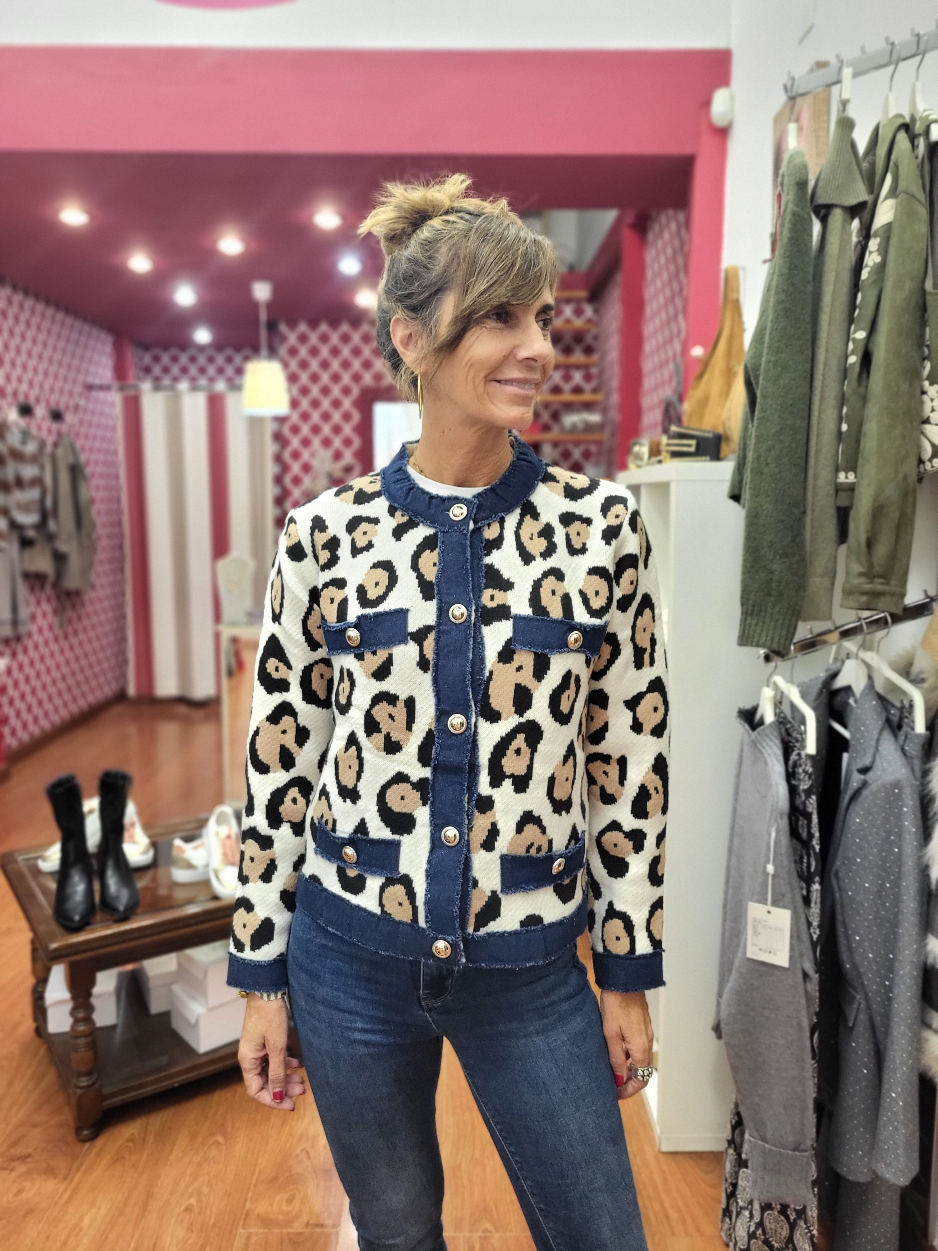 Chaqueta tipo Chanel con detalles vaqueros